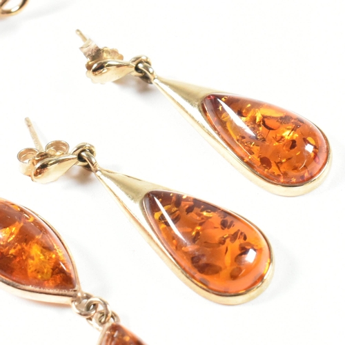 147 - A hallmarked 9ct gold and amber jewellery suite. The jewellery to include a hallmarked 9ct gold and ... 