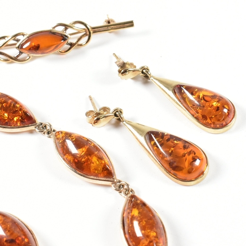 147 - A hallmarked 9ct gold and amber jewellery suite. The jewellery to include a hallmarked 9ct gold and ... 