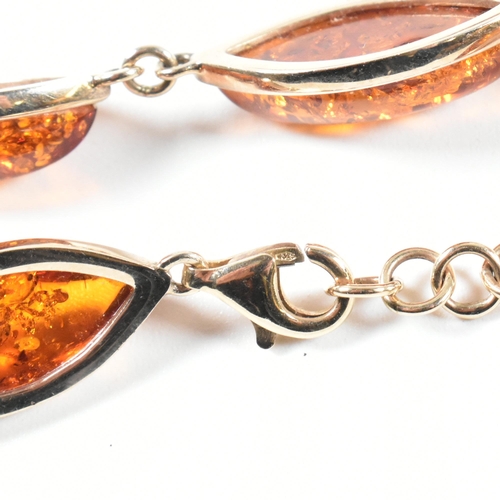 147 - A hallmarked 9ct gold and amber jewellery suite. The jewellery to include a hallmarked 9ct gold and ... 