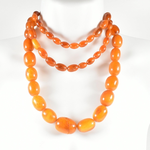 17 - An vintage amber bead necklace. The amber necklace having graduating oval beads strung with later cl... 