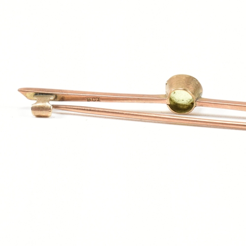 179 - A 9ct gold and peridot bar brooch pin. The 9ct gold brooch pin set with a central bezel set round cu... 