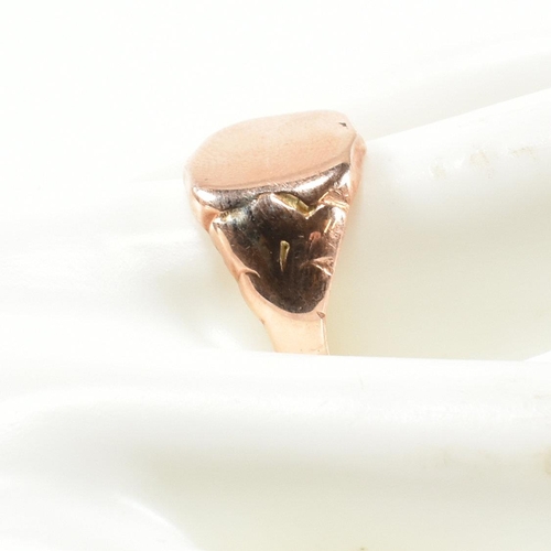 198 - An early 20th century hallmarked 9ct rose gold shield signet ring. The 9ct rose gold signet ring hav... 