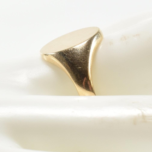 210 - A hallmarked 9ct gold signet ring. The 9ct gold signet ring having an oval face with tapered shoulde... 