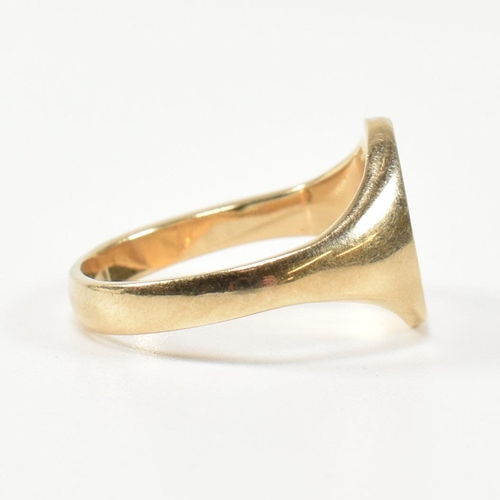 210 - A hallmarked 9ct gold signet ring. The 9ct gold signet ring having an oval face with tapered shoulde... 