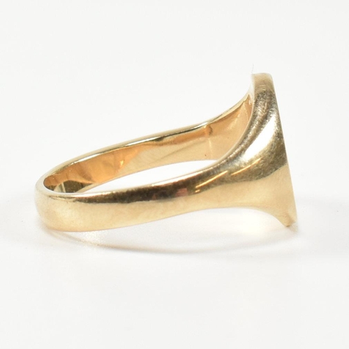 210 - A hallmarked 9ct gold signet ring. The 9ct gold signet ring having an oval face with tapered shoulde... 