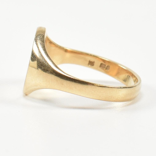 210 - A hallmarked 9ct gold signet ring. The 9ct gold signet ring having an oval face with tapered shoulde... 