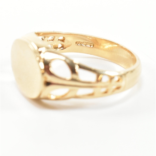 236 - A hallmarked 9ct gold signet ring. The 9ct gold signet ring having an oval face to pierced shoulders... 