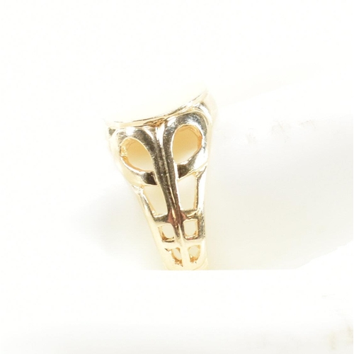 236 - A hallmarked 9ct gold signet ring. The 9ct gold signet ring having an oval face to pierced shoulders... 