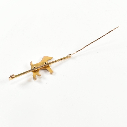 25A - An early 20th century 9ct gold terrier dog bar brooch pin.  The brooch having a terrier motif to bar... 