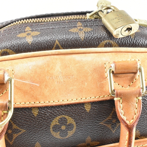 25 - A Louis Vuitton Trouville monogram handbag. The Louis Vuitton handbag/travel bag fashioned in monogr... 