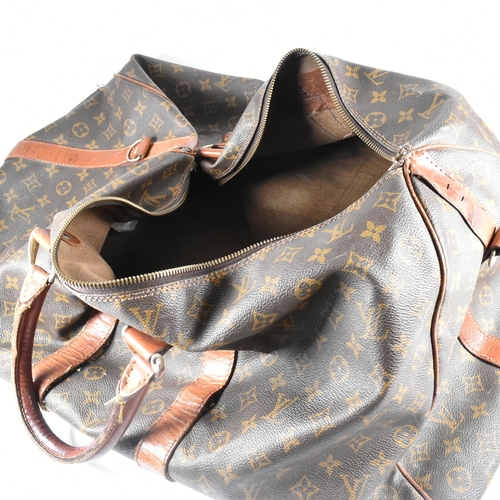 250 - A Louis Vuitton Keepall Bandouliere 55 monogram travel bag. The large travel bag fashioned in monogr... 