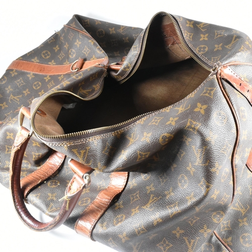 250 - A Louis Vuitton Keepall Bandouliere 55 monogram travel bag. The large travel bag fashioned in monogr... 