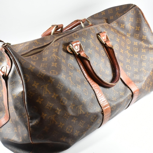 250 - A Louis Vuitton Keepall Bandouliere 55 monogram travel bag. The large travel bag fashioned in monogr... 