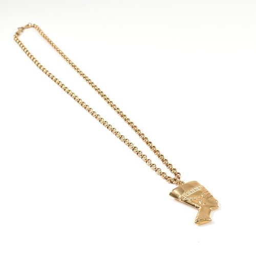 273 - An Italian hallmarked 9ct gold flat curb link chain necklace. The 9ct gold curb link chain necklace ... 