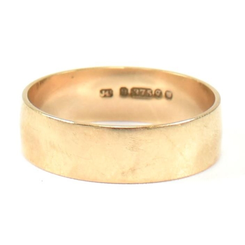 297 - A hallmarked 9ct gold band ring. The flat 9ct gold band ring, hallmarked for London, 1971. Sponsor's... 