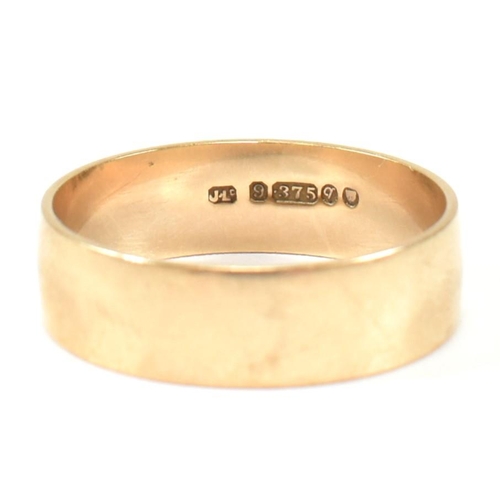 297 - A hallmarked 9ct gold band ring. The flat 9ct gold band ring, hallmarked for London, 1971. Sponsor's... 