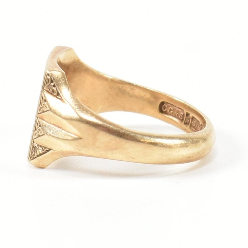 327 - A hallmarked 9ct gold signet ring. The 9ct gold signet ring having a square face with vertical chevr... 