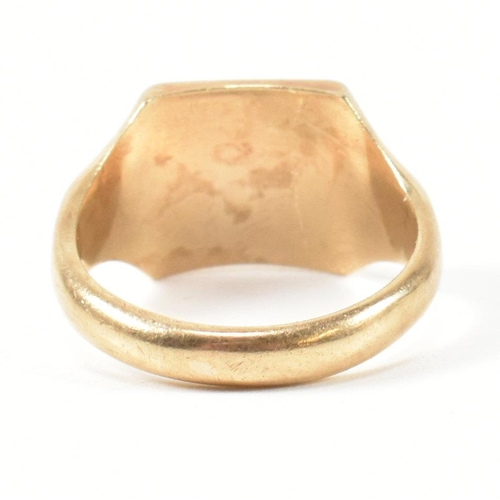 327 - A hallmarked 9ct gold signet ring. The 9ct gold signet ring having a square face with vertical chevr... 