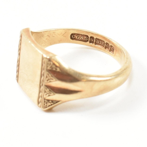 327 - A hallmarked 9ct gold signet ring. The 9ct gold signet ring having a square face with vertical chevr... 