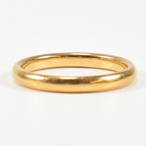 342 - A hallmarked 22ct gold band ring. The 22ct band ring hallmarked for London, 1951. Maker's mark W.W.L... 