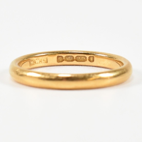 342 - A hallmarked 22ct gold band ring. The 22ct band ring hallmarked for London, 1951. Maker's mark W.W.L... 