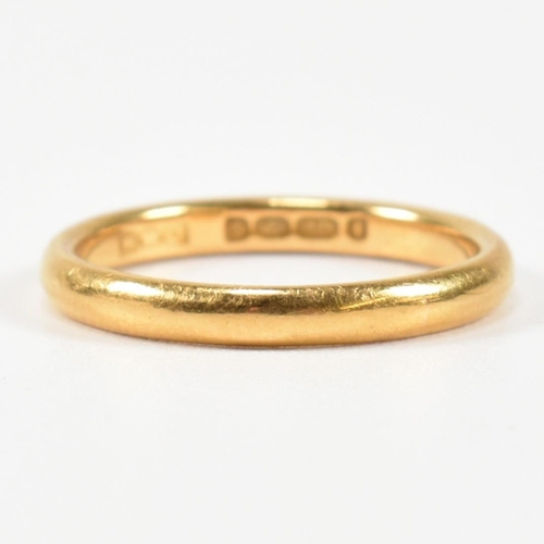 342 - A hallmarked 22ct gold band ring. The 22ct band ring hallmarked for London, 1951. Maker's mark W.W.L... 