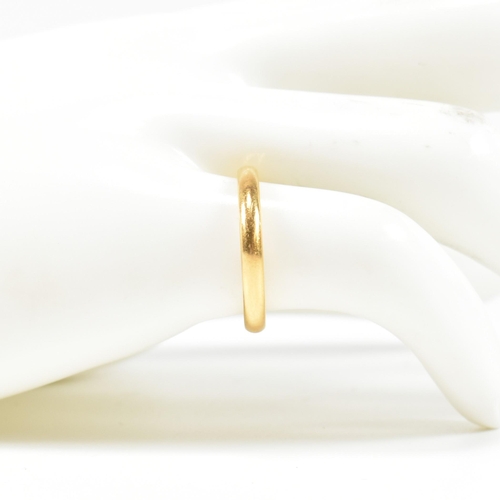 342 - A hallmarked 22ct gold band ring. The 22ct band ring hallmarked for London, 1951. Maker's mark W.W.L... 