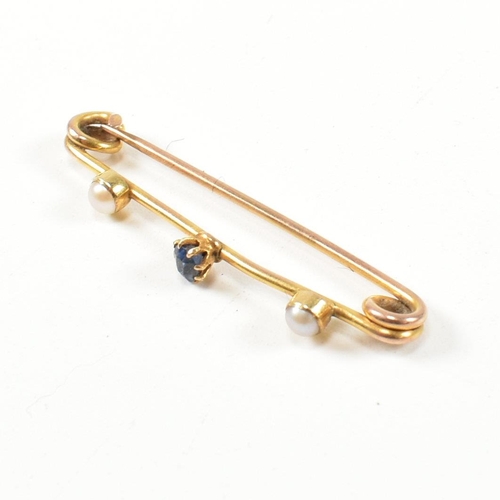 346 - A gold, sapphire and pearl brooch pin. The brooch pin set with a central oval cut sapphire flanked b... 