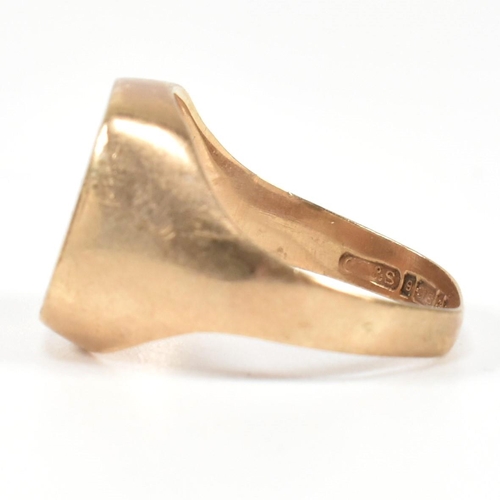 383 - A hallmarked 9ct gold engraved signet ring. The 9ct gold signet ring engraved with the initials J.J.... 