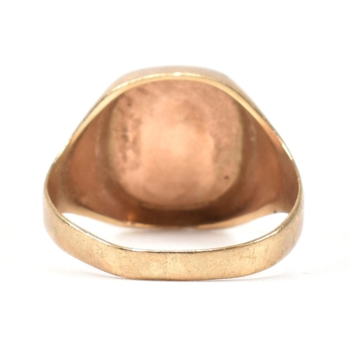 383 - A hallmarked 9ct gold engraved signet ring. The 9ct gold signet ring engraved with the initials J.J.... 