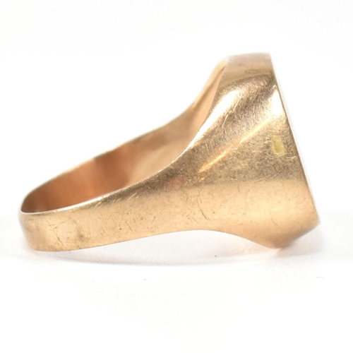 383 - A hallmarked 9ct gold engraved signet ring. The 9ct gold signet ring engraved with the initials J.J.... 