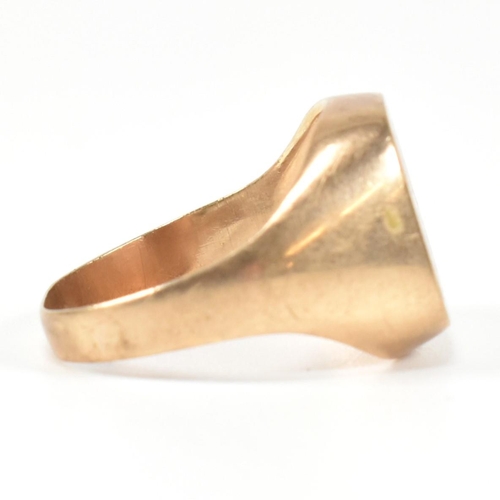 383 - A hallmarked 9ct gold engraved signet ring. The 9ct gold signet ring engraved with the initials J.J.... 