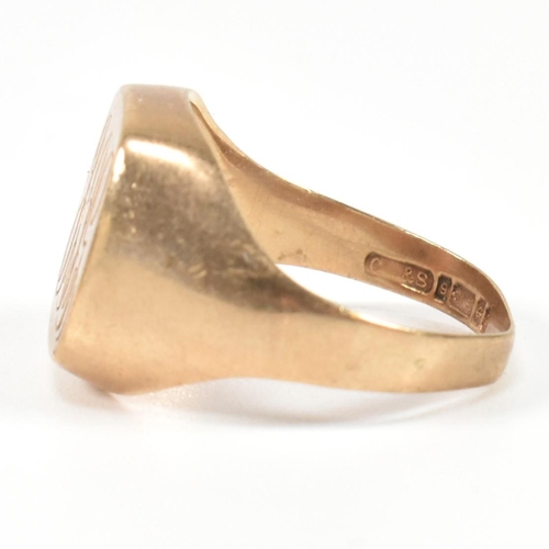 383 - A hallmarked 9ct gold engraved signet ring. The 9ct gold signet ring engraved with the initials J.J.... 