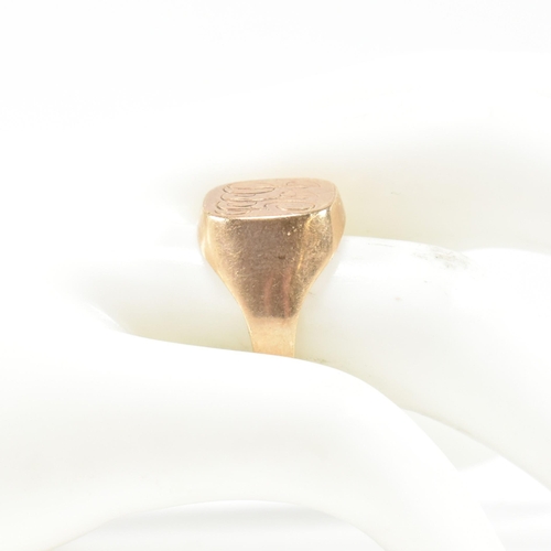 383 - A hallmarked 9ct gold engraved signet ring. The 9ct gold signet ring engraved with the initials J.J.... 