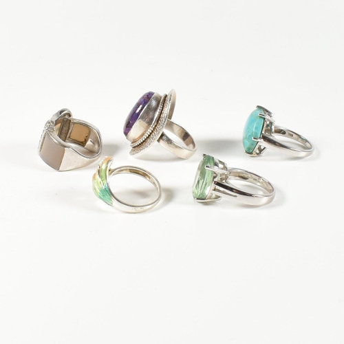 390 - A collection of 925 silver, gem set and enamel rings. The rings to include a silver and gradient-col... 