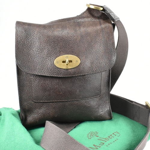 400 - A Mulberry brown leather Antony crossbody bag. The Mulberry bag having a brown classic grain leather... 