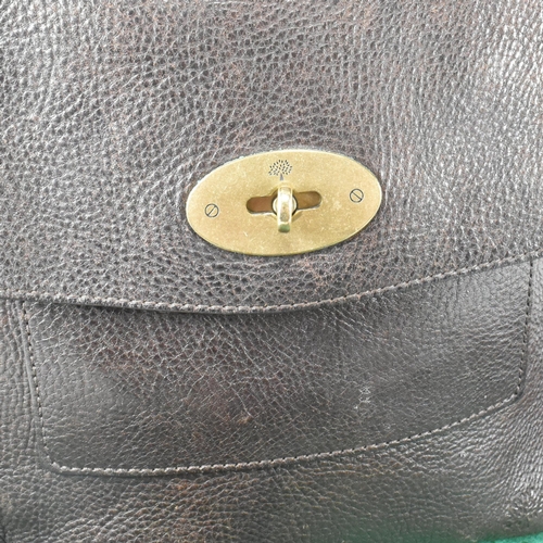 400 - A Mulberry brown leather Antony crossbody bag. The Mulberry bag having a brown classic grain leather... 