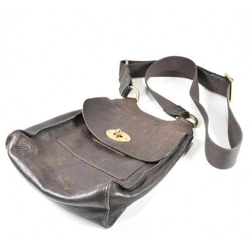 400 - A Mulberry brown leather Antony crossbody bag. The Mulberry bag having a brown classic grain leather... 