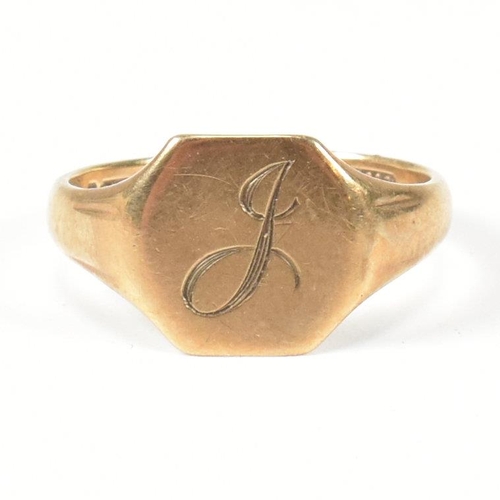 410 - A hallmarked 9ct gold signet ring. The gold signet ring with monogram of initial J to the centre. Ha... 