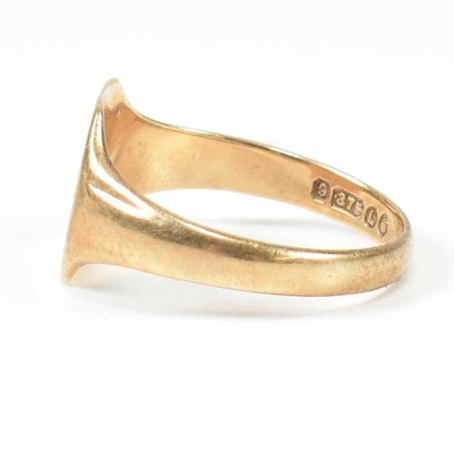 410 - A hallmarked 9ct gold signet ring. The gold signet ring with monogram of initial J to the centre. Ha... 