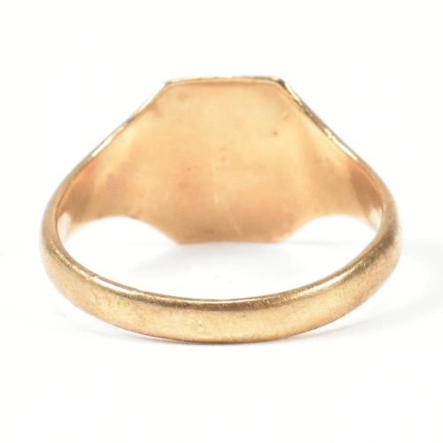 410 - A hallmarked 9ct gold signet ring. The gold signet ring with monogram of initial J to the centre. Ha... 