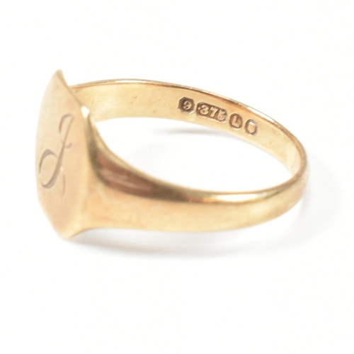 410 - A hallmarked 9ct gold signet ring. The gold signet ring with monogram of initial J to the centre. Ha... 