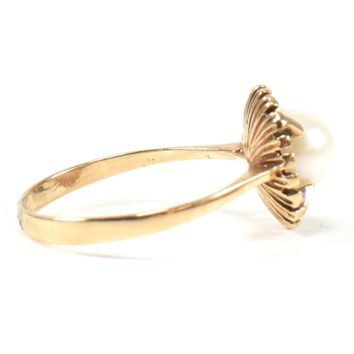 429 - A 9ct gold and pearl ring. The ring having a single round pearl fixed within four claws in a moderni... 