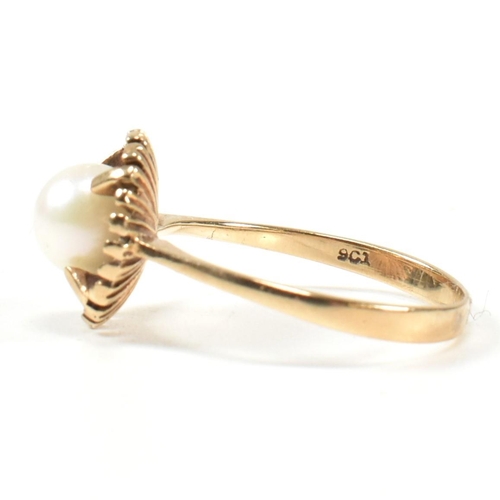 429 - A 9ct gold and pearl ring. The ring having a single round pearl fixed within four claws in a moderni... 