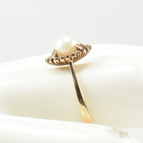 429 - A 9ct gold and pearl ring. The ring having a single round pearl fixed within four claws in a moderni... 