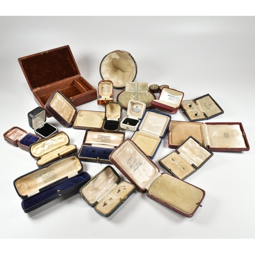 446 - A collection of vintage jewellery boxes. The boxes to include leatherette and plastic varieties in a... 