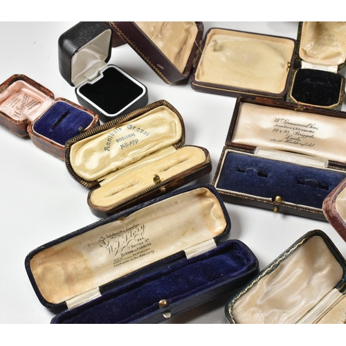 446 - A collection of vintage jewellery boxes. The boxes to include leatherette and plastic varieties in a... 