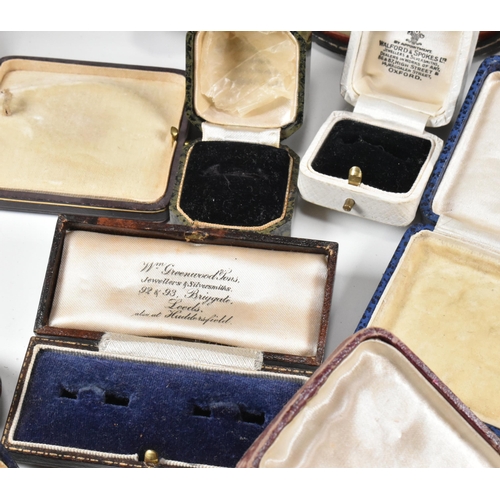 446 - A collection of vintage jewellery boxes. The boxes to include leatherette and plastic varieties in a... 