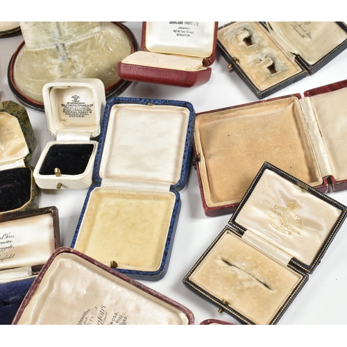 446 - A collection of vintage jewellery boxes. The boxes to include leatherette and plastic varieties in a... 