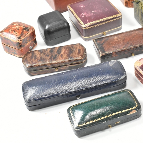 446 - A collection of vintage jewellery boxes. The boxes to include leatherette and plastic varieties in a... 